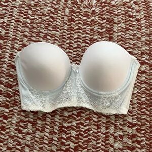 Chic White Lace Strapless Bra